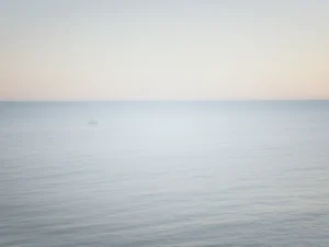 破曉時分平靜的海面與天光