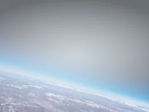 自軌道望向地球邊緣的大氣弧線