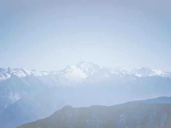 層層疊疊延伸至遠方的雪山稜線