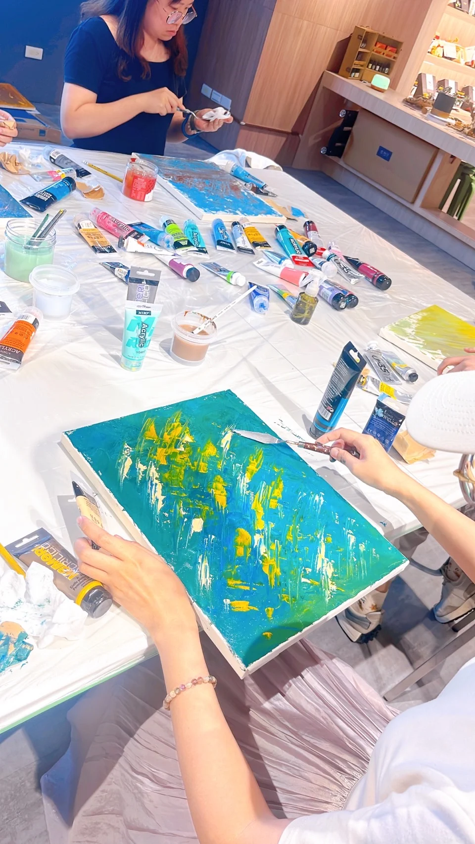 學員在抽象療癒畫創作坊中作畫